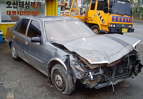 제리 스콧 중사가 운전한 가해차량. 차량 앞부분이 심하게 부서지고 우측 타이어가 펑크 나있는 것을 확인할 수 있다. 